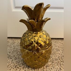 Golden pineapple jar / decor